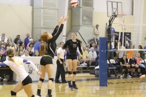 Marion Walker Coleman sets up the return for Jaycie Johnson (15) while Megan Simpson (00) backs up the play. (Photo/Martha Ladd)